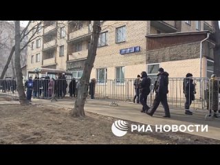 Люди выстраиваются в очереди у избирательного участка в Москве, чтобы проголосовать на выборах президента Абхазии,... (видео)