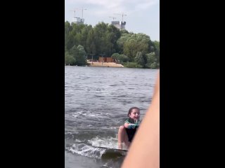 Полина Гагарина показала экстремальный отдых с детьми  В Москву наконец-то пришло лето и 38-летняя певица с детьми,... (видео)