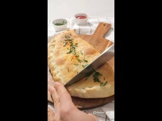 Кальцоне с мясной начинкой😍  Ингредиенты: - мука - 370-380 гр - дрожжи - 7 гр - соль - 1/2 ч.л - вода - 250 мл -... (видео)