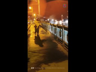 Дворцовый мост готов к летнему сезону! Переправу бережно очистили от скопившихся за зиму загрязнений.  Чтобы не... (видео)