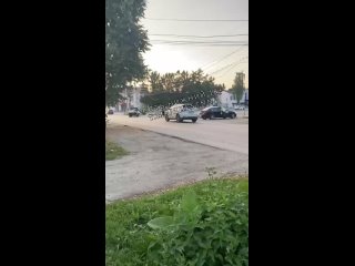 Неадекват избил жену посреди улицы в Ворсме. Женщине попытались помочь двое парней, но мужчина накинулся и на них. В... (видео)
