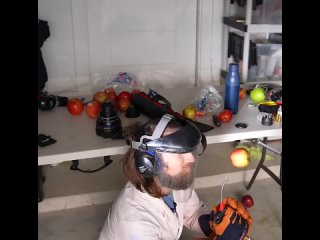 Эффект Коанда.   Яблоко парит благодаря эффекту Коанда, а затем взрывается, разбрасывая вокруг себя капли сока,... (видео)