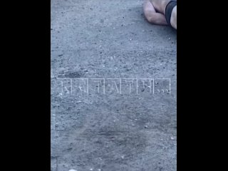 👊 На Стрелке поймали буйного крушителя автомобилей.  Мужчина нападал на легковые машины и разбивал стёкла, но очевидцы... (видео)