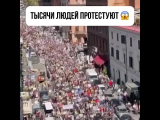 БОЛЬНИЦЫ ВМЕСТО РАКЕТ 🫣  Тысячи людей вышли на марш в Риме против плана ЕС по вооружению на €800 млрд 😮  Участники... (видео)