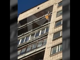 Сегодня утром 6-летний мальчик, оставшись без присмотра, вышел на балкон на 12-м этаже дома на перекрестке проспектов... (видео)