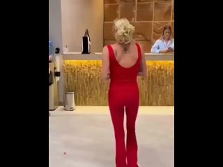 Это не просто переодетый мужчина, а Волочкова.  Волочкова попыталась утвердиться за счет полной женщины. ... (видео)