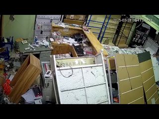 В сети появляются новые шокирующие кадры землетрясения магнитудой 7,7 в Мьянме   Это видео из магазина в Мандалае,... (видео)