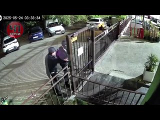 В ночь на 24 мая на одной из улиц Сириуса неизвестный мужчина перелез через забор жилого комплекса, взобрался на... (видео)