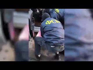 🚨 ФСБ задержали соучастников мошеннических украинских кол-центров    ▪Сотрудники ФСБ задержали 19 членов группы... (видео)