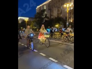 Вы посмотрите СКОЛЬКО участников Ночного велофестиваля!    И какие все они яркие — новогодние гирлянды вышли из тени на... (видео)
