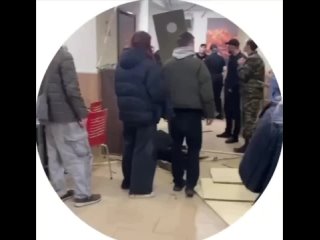 В ТЦ "Фиолент" на углу перекрестка  проспектов Ленинского Маршала Жукова школьница, поднимаясь на эскалаторе, уронила... (видео)