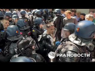Французские силы правопорядка приступили к задержаниям на первомайской демонстрации в Париже, передает корреспондент... (видео)