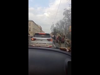 🤯 Дерзкие велосипедисты открыли сезон в Петербурге.    По словам очевидцев, десятки человек на двухколёсном транспорте... (видео)