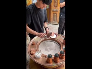 Мужчина готовит кофе в раскалённом песке. (видео)