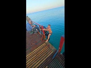 ☀️💪😌   Заниматься летом утром — кайф:   Ни жары, ни толп, только ты и море! наша группа в ТГ https://t.me/prozakalku (видео)