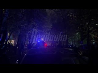 Обстановка на месте взрыва на улице Генерала Тюленева — толпа переживающих людей собралась у горящего подъезда   ... (видео)