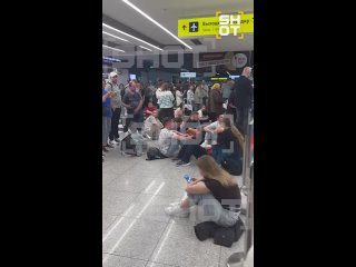 В Шереметьево настоящий коллапс — с утра задержаны десятки рейсов, сотни людей лежат на полу без сил надежды на вылет. ... (видео)