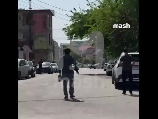 Полицейскую машину, на которой скрылись стрелки в Махачкале, нашли брошенной на окраине города.    Минимум двух... (видео)