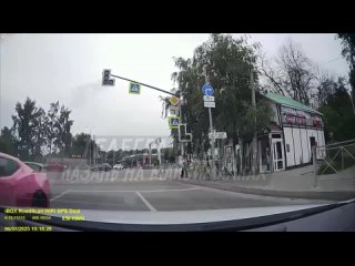 Вчера на Гареева, вдруг откуда не возьмись появился — розовый Камаро на встречке. Чуть не создал ДТП на ровном месте,... (видео)