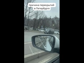 Автолюбитель стоял в пробке и запечатлел причину перекрытий в Петербурге.   Напомним, в Таврическом дворце проходило... (видео)