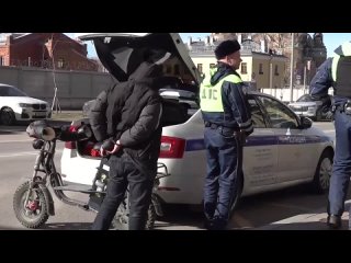 Более 1,3 тыс нелегальных курьеров выявило питерское ГУ МВД за месяц рейдов — 500 мигрантов уже ждут выдворения    В... (видео)