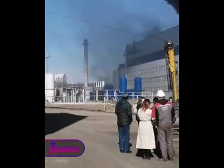 В Карелии горит Онежский судостроительный завод — от здания валит черный дым    Как сообщается, пожар вспыхнул в цеху,... (видео)