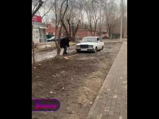 «Плохо, да? Когда паркуешься как му**к?» — омский стритрейсер выбрал самое «удачное» место в городе для стоянки    Мало... (видео)