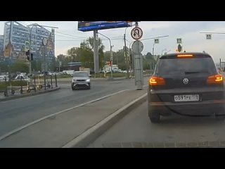 Мужик не иначе за рулём))) Женщины ведь так не умеют))) - Филатов Ффилипп