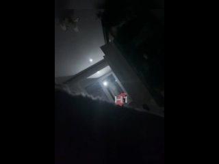 Крипота! Жители Соомовского шоссе не могут нормально спать — какой-то странный чувак заглядывает в окна первых этажей и... (видео)