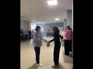 Старшеклассница избила завуча в Краснодаре    В школе №104 старшеклассница, курившая в коридоре, напала на завуча.... (видео)