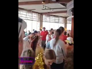 На Красной поляне из-за грозы закрыли канатную дорогу — толпы туристов ждут улучшения погоды в ресторане    Непогода... (видео)