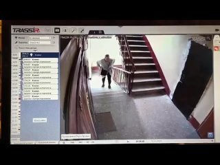 Наркопритон в доме №15 на улице Трефолева давно не давал жизни всем местным жителям. Торговля в нехорошей квартире шла... (видео)