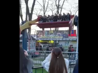 Девушка выпала из сидения во время катания на аттракционе в Бишкеке, а администрация парка выставила виноватой ее саму ... (видео)