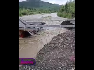 Паводки уничтожили два моста в Магаданской области — движение по федеральной трассе «Колыма» парализовано    Затяжные... (видео)
