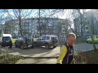 «Ни**я! В рубашке родился!» — в Уфе шифер сорвался с крыши и чудом не убил отца с ребенком в коляске  Во дворе дома на... (видео)