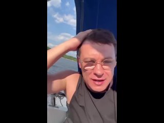 💦 Никита Кологривый в роли водного покорителя — рассекает просторы Гребного канала на катере.  Правда, связь, говорит,... (видео)