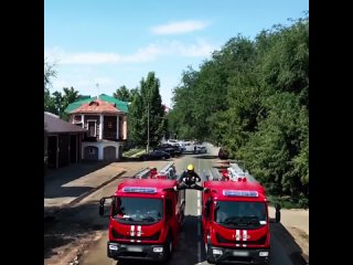Казахстанский пожарный повторил знаменитый трюк Жан-Клода Ван Дамма, встав на шпагат между кабин двух движущихся... (видео)