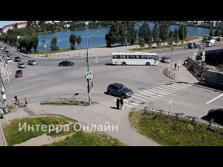 В Первоуральске на Ленина Subaru врезалась в автобус.  62-летнему водителю легковушки внезапно стало плохо за рулём.... (видео)