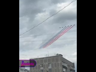 Над Москвой пролетают истребители — летчики репетируют пролеты воздушной части парада    Шесть истребителей гости и... (видео)