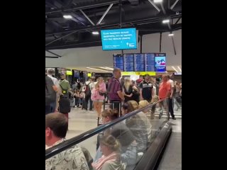 Так выглядит Шереметьево прямо сейчас где почти тысяча пассажиров проводят часы в ожидании рейсов  По всей стране... (видео)
