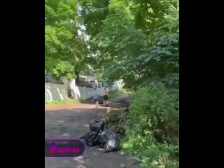 На одном из озер Петербурга пьяный неадекват напал с граблями на прокат сапов    Жара в Петербурге начала плавить не... (видео)