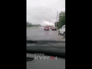 Утро в Кургане началось с 7-балльных пробок из-за ливня    Самые сильные заторы сейчас на Коли Мяготина, Станционной и... (видео)