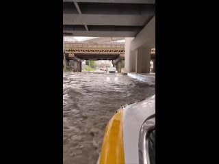 Уровень воды достиг капота автомобилей.  Улицы Москвы затоплены, машины застревают, а люди спешат проехать через... (видео)