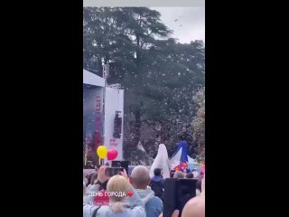 🎉 Праздничный концерт проходит сегодня на площади флага в Сочи. Кто сегодня гуляет, делитесь фото видео праздника 🥳 ... (видео)