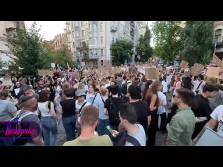 Тем временем на Украине проходят многотысячные митинги из-за ликвидации антикоррупционных ведомств — к протестам уже... (видео)
