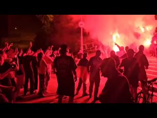 Протестующие в Киеве пока не расходятся: жгут фаеры под звуки сирен воздушной тревоги.  Несколько человек в военной... (видео)