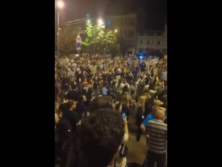«Зеля — чёрт!» — скандируют протестующие в Киеве.    Новость о том, что просроченный подписал закон об ограничении... (видео)