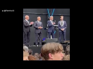 Дымовая шашка прилетела в премьера Польши Туска во время выступления в нидерландском Вагенингене.    Это произошло на... (видео)