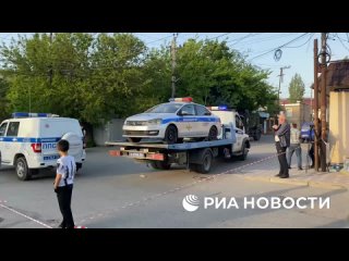 Эвакуирована машина полиции, на которой передвигались напавшие на наряд ДПС в Махачкале, передает корреспондент РИА... (видео)