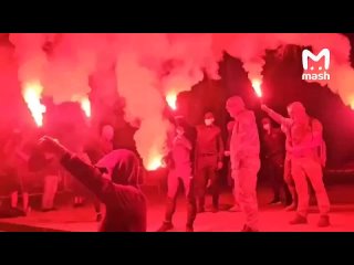 Почти-Майдан-2.0 продолжается на Украине под звуки воздушной сирены. На кадрах — протестующие против сокращения... (видео)
